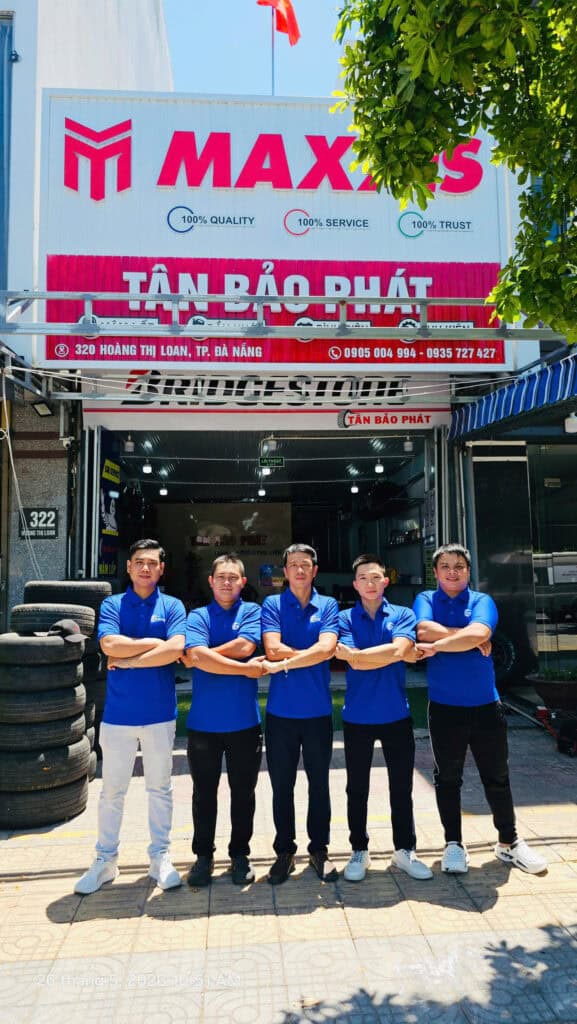 Nhân viên Tân Bảo Phát bắt tay khách hàng – cam kết dịch vụ uy tín tại Đà Nẵng