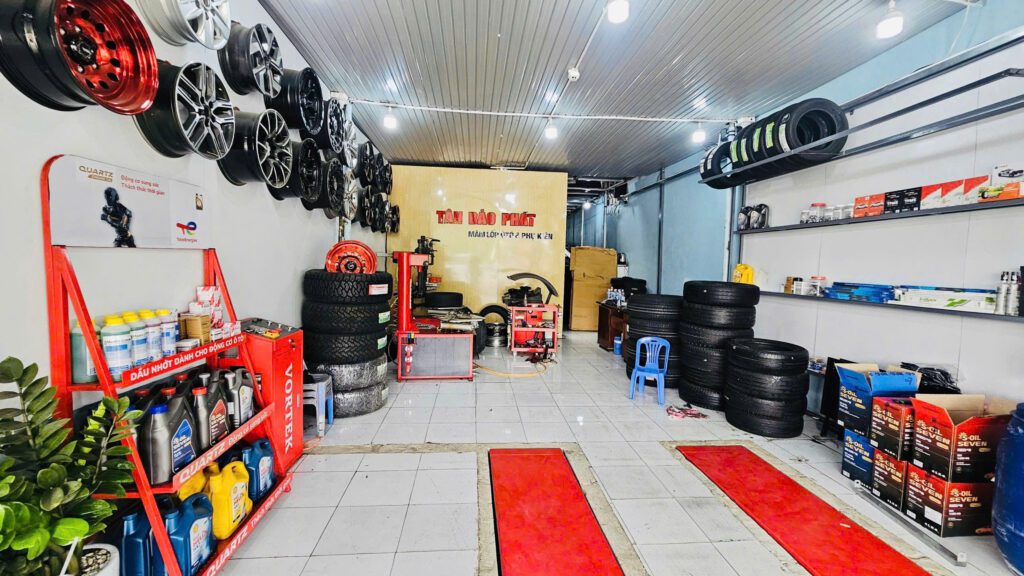 Bên trong cửa hàng lốp ô tô Tân Bảo Phát Đà Nẵng