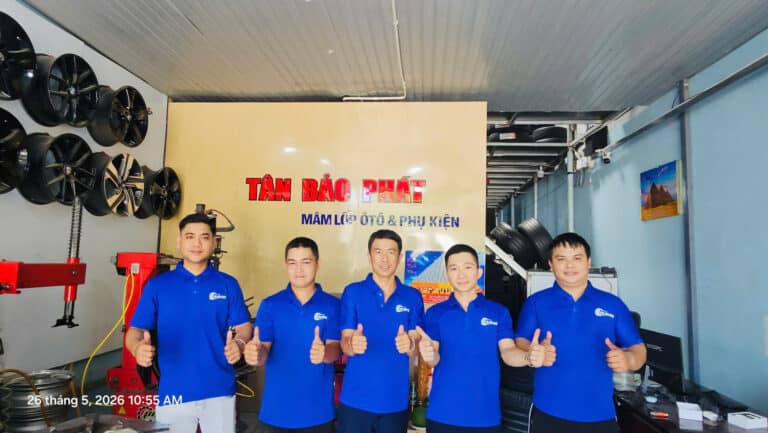Đội ngũ nhân viên Mâm Lốp Ô Tô Tân Bảo Phát chụp ảnh trước cửa hàng tại Đà Nẵng