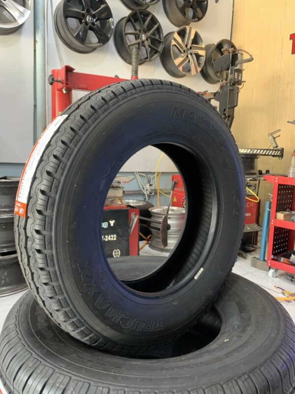 Lốp Maxxis 185R15C 8PR UE168 mặt nghiêng phải - Tân Bảo Phát