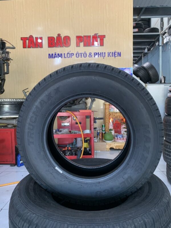 Lốp Maxxis 185R15C 8PR UE168 mặt nghiêng trái - Tân Bảo Phát