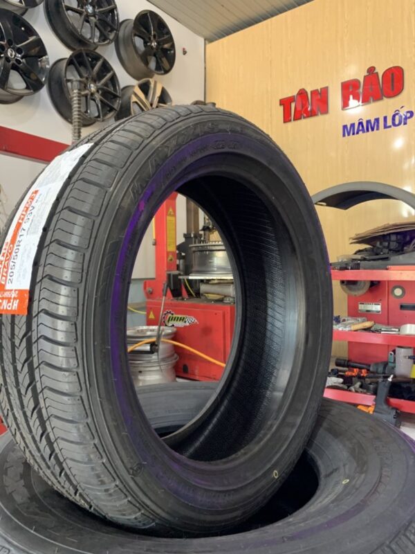 Lốp Maxxis 205/50R17 HPM3 mặt nghiêng phải - Tân Bảo Phát