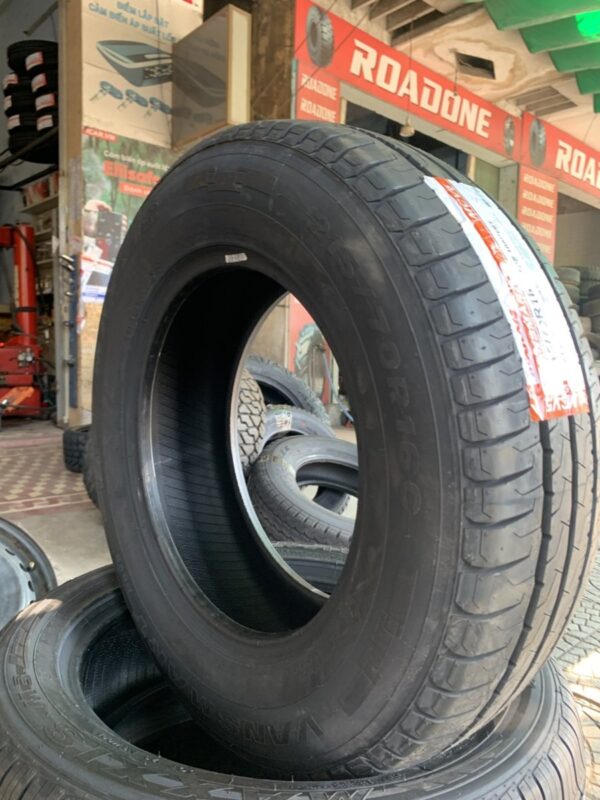 Lốp Maxxis 215/70R16 8PR MCV5 mặt nghiêng trái - Tân Bảo Phát