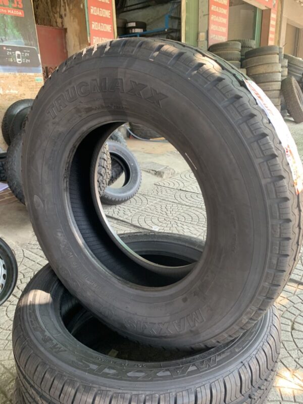 Lốp Maxxis 215/75R16 UE168 mặt nghiêng phải - Tân Bảo Phát