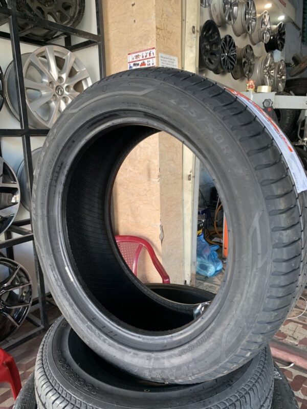 Lốp Maxxis 225/50R17 MS2 mặt nghiêng phải - Tân Bảo Phát