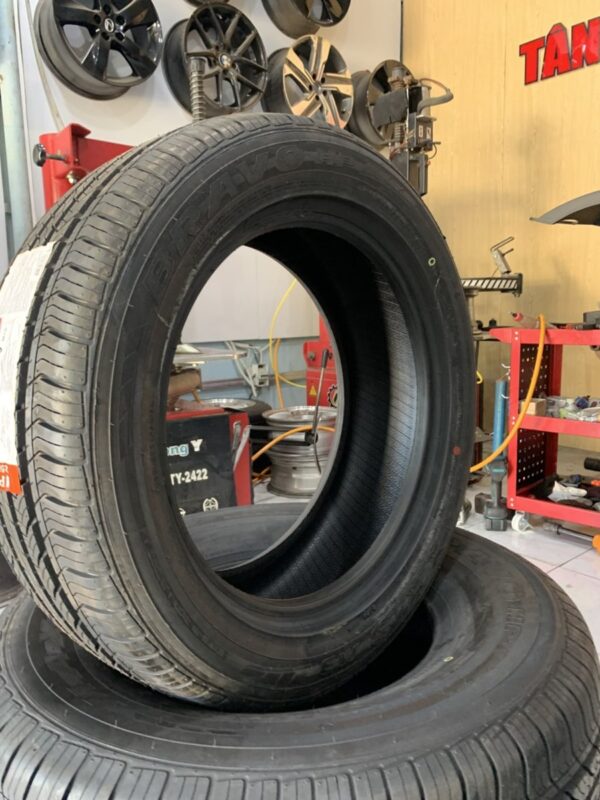 Lốp Maxxis 225/55R17 HPM3 mặt nghiêng phải - Tân Bảo Phát