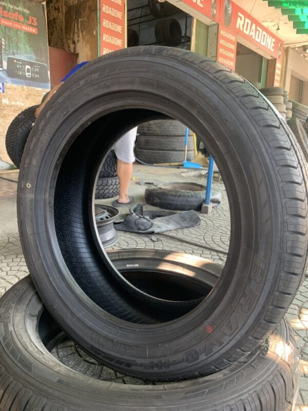 Lốp Maxxis 225/55R18 HPM3 mặt nghiêng trái - Tân Bảo Phát