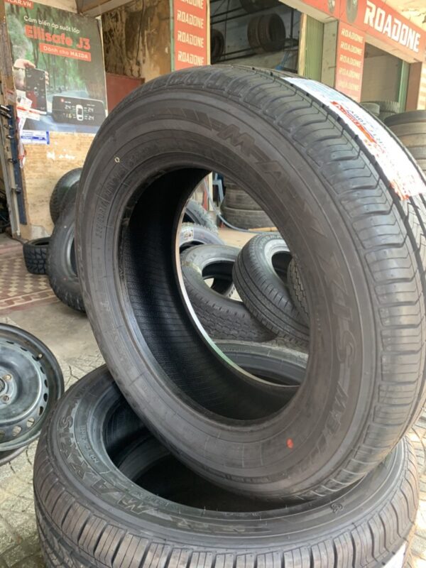 Lốp Maxxis 235/60R17 HPM3 mặt nghiêng trái - Tân Bảo Phát
