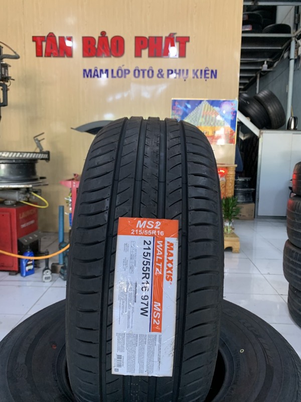 Gai lốp Maxxis MS2 215/55R16 nhìn rõ rãnh và gờ báo mòn