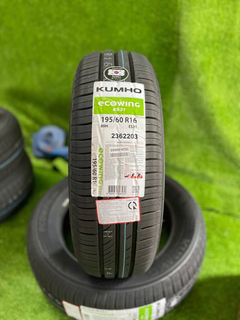 Cận cảnh tem thông số lốp Kumho 195/60R16 trên hông lốp