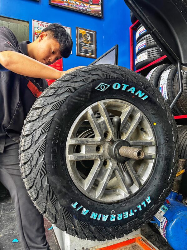 Lốp Otani SA2000 mặt nghiêng trái Lốp Otani 255/70R16 LT 120/117Q SA2000