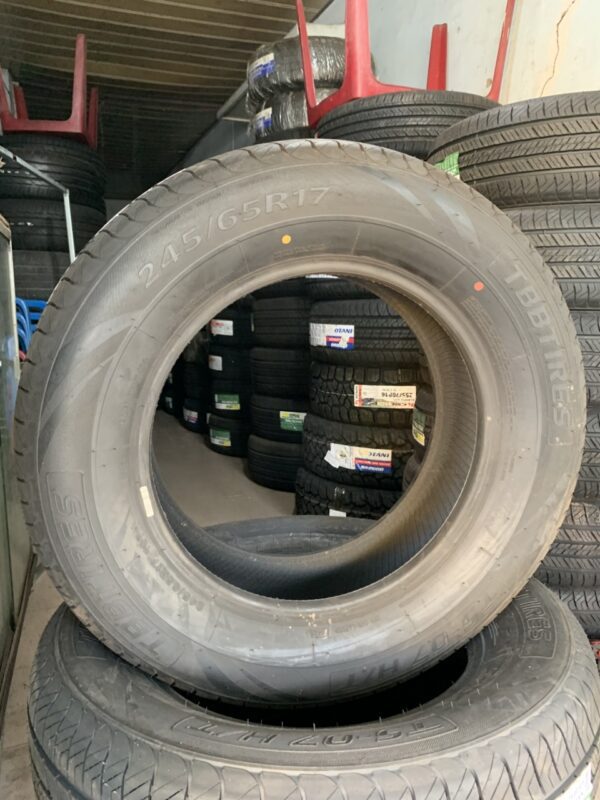 Lốp TBB 245/65R17 107H TS-07 H/T mặt nghiêng trái Lốp TBB 245/65R17 107H TS-07 H/T góc nghiêng trái - vai gai và thành lốp