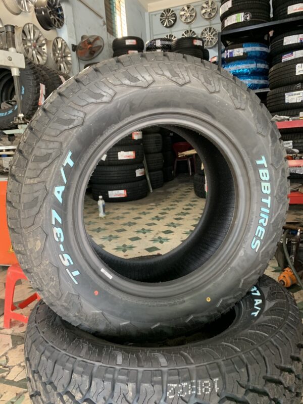 Lốp TBB 275/65R17 115S TS-37 A/T mặt nghiêng trái Lốp TBB 275/65R17 115S TS-37 A/T góc nghiêng trái - vai gai và thành lốp