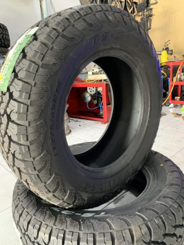 Lốp TBB LT275/65R18 123/120S TS-37 A/T mặt nghiêng trái Lốp TBB LT275/65R18 123/120S TS-37 A/T góc nghiêng trái - vai gai và thành lốp