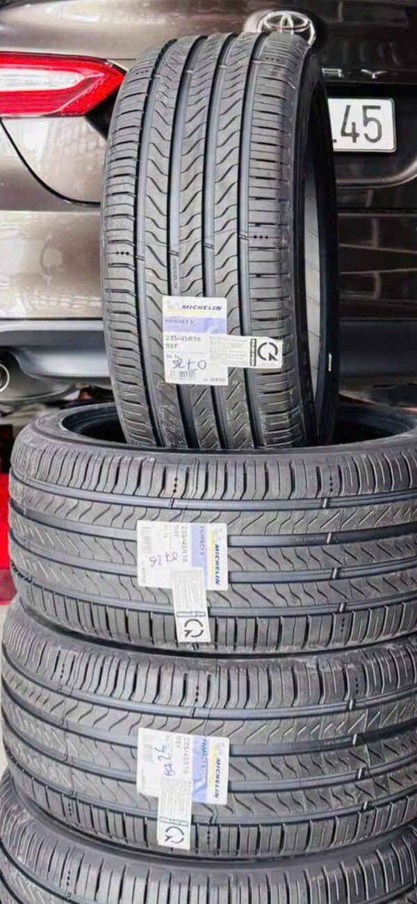 Lốp Michelin 23545R18 mặt đứng Lốp Michelin 235/45R18